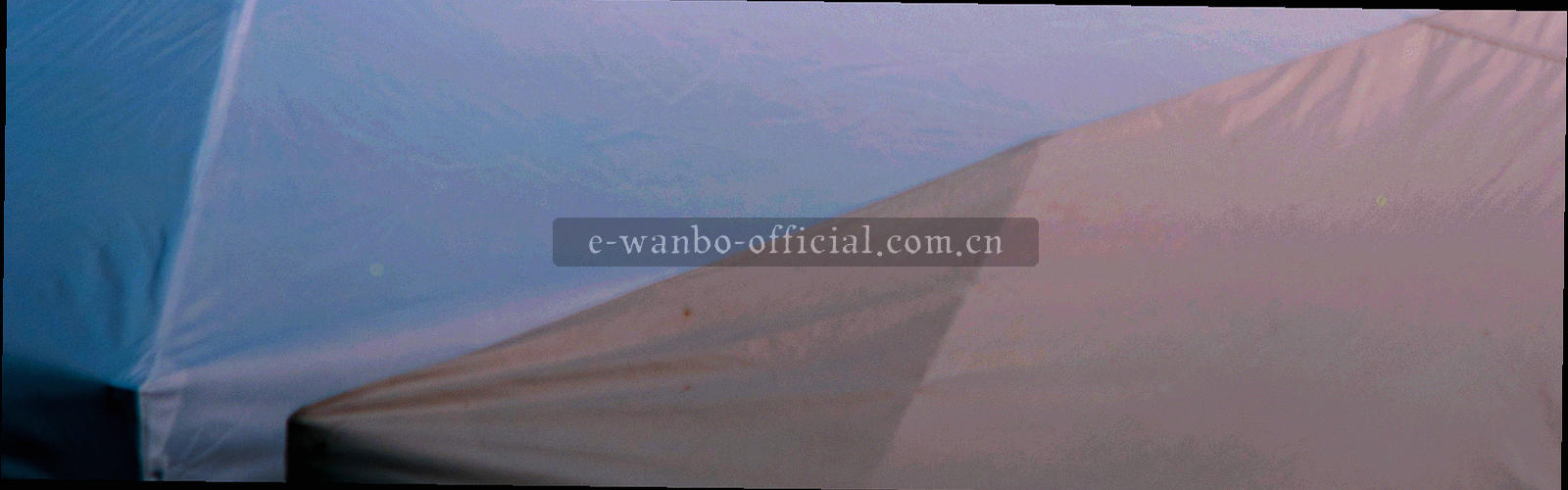 暗色底上由细线与节点构成的路径示意图，霓虹青连线串联起数个琥珀色光点